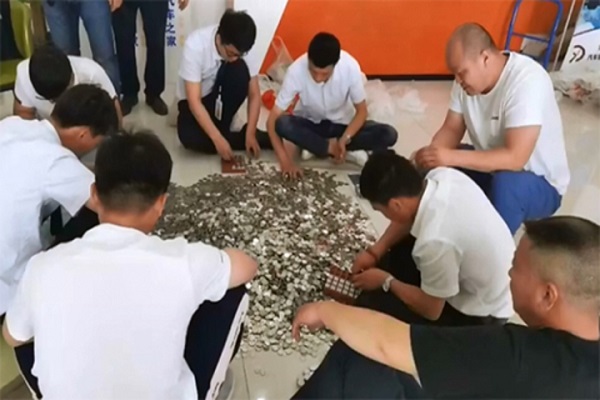 Người đàn ông mang 66 túi tiền xu đi mua ô tô khiến nhân viên vật vã đếm suốt 3 ngày