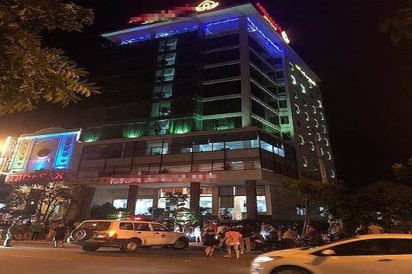 Người đàn ông bất ngờ lên tầng 11 khách sạn uống cà phê rồi tự tử