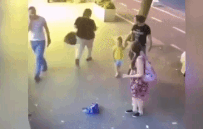 Đi bộ trên phố cùng bố mẹ, bé trai 3 tuổi bất ngờ bị người phụ nữ lạ chém vào mặt
