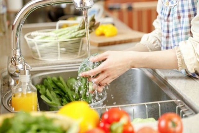 Không phải nước muối, đây mới là thứ tốt nhất để tẩy sạch hóa chất trong rau quả