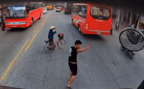 Thấy cụ bà loay hoay, tài xế vội dừng xe đưa cụ sang đường nhưng dân mạng lại chỉ ra lỗi sai khó ngờ