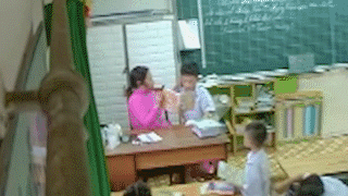Phụ huynh bí mật gắn camera trong lớp học và phát hiện cô giáo véo tai, đánh đập học sinh không thương tiếc