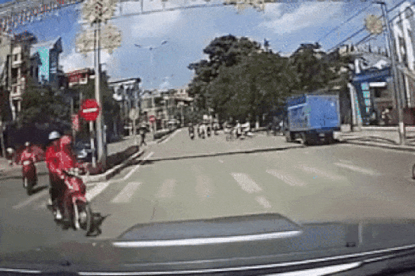 Nữ sinh đi xe đạp bị ô tô hất văng lên không trung khi đang sang đường