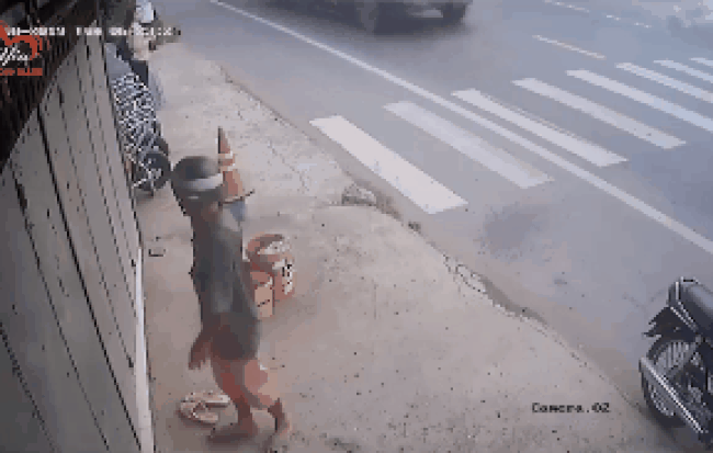 Đang đi xe máy trên đường, người đàn ông bất ngờ dừng xe để trộm... đôi dép tổ ong
