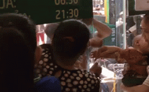 Giải cứu bé trai khóc thét vì bị kẹt tay vào cửa kính siêu thị