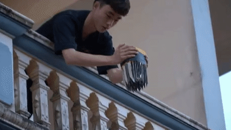 Vlogger Việt 'nghịch dại' thả 100 con dao nhọn từ trên cao xuống nhưng gây bức xúc nhất là hành động này