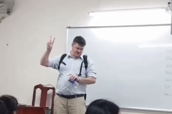 Còn vài giây nữa là hết giờ, thầy giáo dạy tiếng Anh bất ngờ đứng lên làm hành động khiến ai cũng bật cười