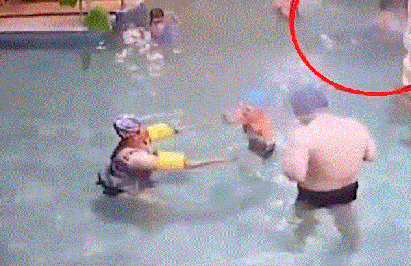 Xót xa bé trai 9 tuổi vùng vẫy hơn 10 phút giữa bể bơi đông người để cầu cứu nhưng không ai phát hiện