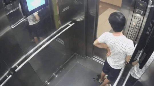 Người đàn ông hồn nhiên đi vệ sinh trong thang máy chung cư