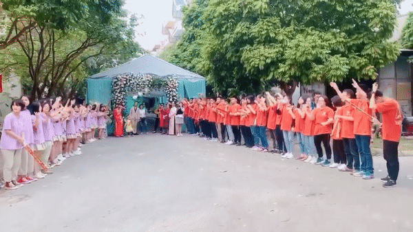 Sánh bước bên chú rể trong ngày cưới, cô giáo được học sinh dành tặng điều đặc biệt khiến bao người ghen tỵ