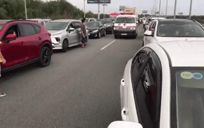 Cảm động hàng trăm tài xế ô tô đánh lái sang 2 bên để nhường đường cho xe cứu thương trên cao tốc