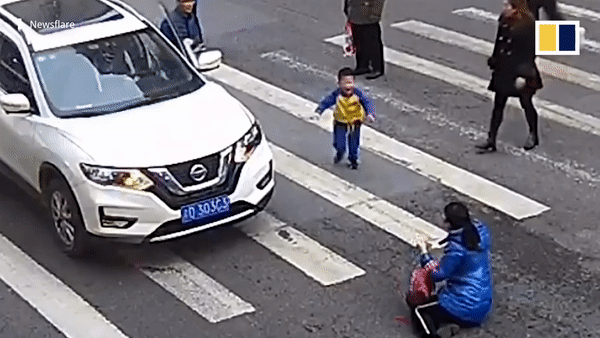 Mẹ bị ô tô đâm khi đang sang đường, cậu bé đứng dậy rồi có phản ứng 'cực gắt' với tài xế