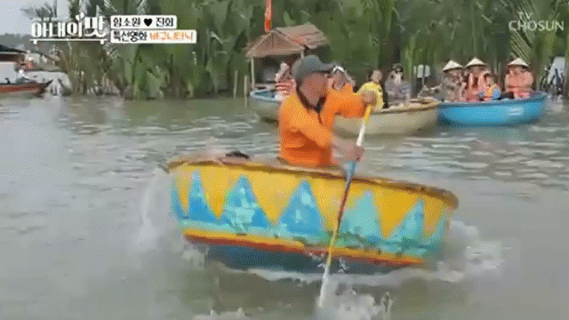 Clip hoa hậu Hàn Quốc bất ngờ ngã nhào xuống nước khi chơi thuyền thúng ở Việt Nam gây sốt trên MXH
