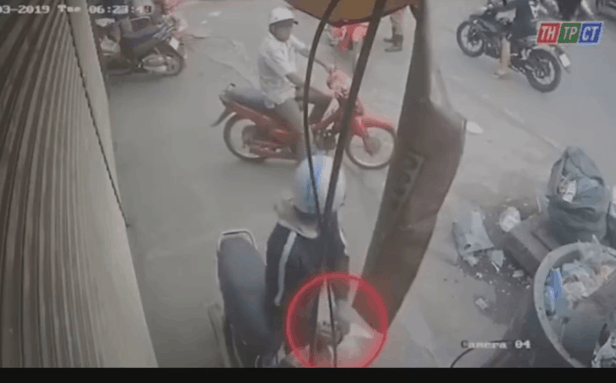 Hai thanh niên 'chê' xe máy, rình ngó một hồi chỉ để trộm túi đồ lạ treo trên xe