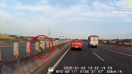 Người phụ nữ không đội mũ bảo hiểm, chở con nhỏ băng băng chạy ngược chiều trên cao tốc