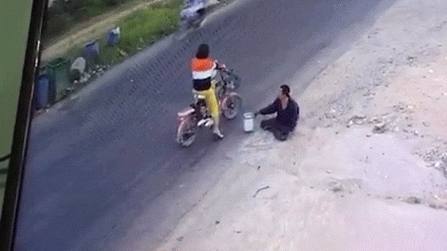 Đang đi xe máy, người đàn ông bất ngờ dừng lại rồi bò ra đường 'hóa' thành ăn xin 'nhanh như chớp'
