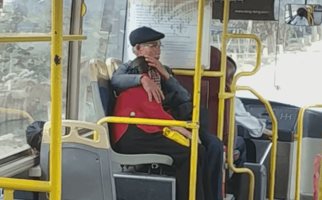 Ngồi trên xe buýt, hành động của cụ ông dành cho cụ bà khiến hội thanh niên cũng phải 'ghen tỵ'