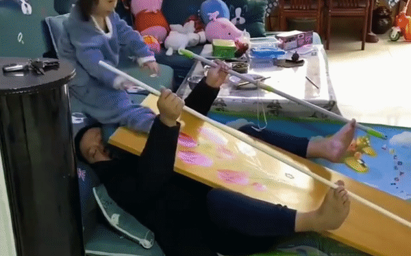 Ông bố của năm: Lấy thân mình làm cầu trượt để mang đến tiếng cười sảng khoái cho con gái