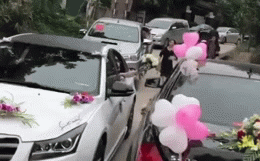 Vô tình chạm mặt nhau trên đường, 2 cô dâu mở cửa ô tô rồi có hành động lạ