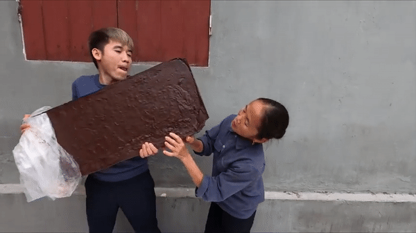 Làm thanh socola nặng 10kg tặng mẹ, con trai bà Tân Vlog bị 'ném đá' vì hành động đáng trách