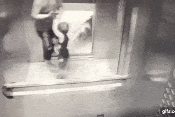 Bé trai 18 tháng bị chó pitbull tấn công dữ dội trong thang máy khiến mọi người không kịp phản ứng