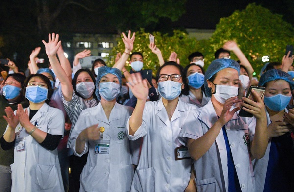 Người dân, y bác sĩ vỡ òa trong thời khắc Bệnh viện Bạch Mai được gỡ phong tỏa