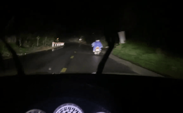 Cặp vợ chồng đi xe không đèn giữa đường tối om được tài xế ô tô 'hộ tống' suốt 10km
