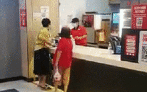 Chờ đợi đồ ăn quá lâu, người phụ nữ chửi bới rồi nhổ nước bọt vào nhân viên KFC