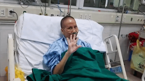 Bác gái bệnh nhân 17 hồi phục 'ngoạn mục' sau 3 lần ngưng tim, vẫy tay chào các y bác sĩ