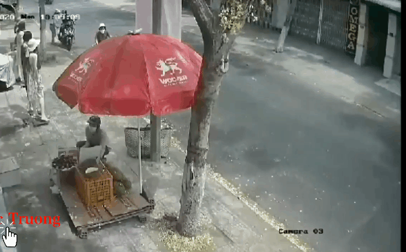 Thanh niên trộm sầu riêng trên vỉa hè bị bắt quả tang và diễn biến bất ngờ sau đó
