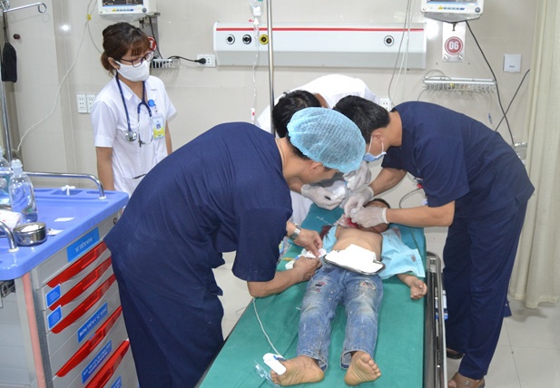 Đang đi xe đạp, bé trai bị tôn cứa vào cổ, chảy nhiều máu