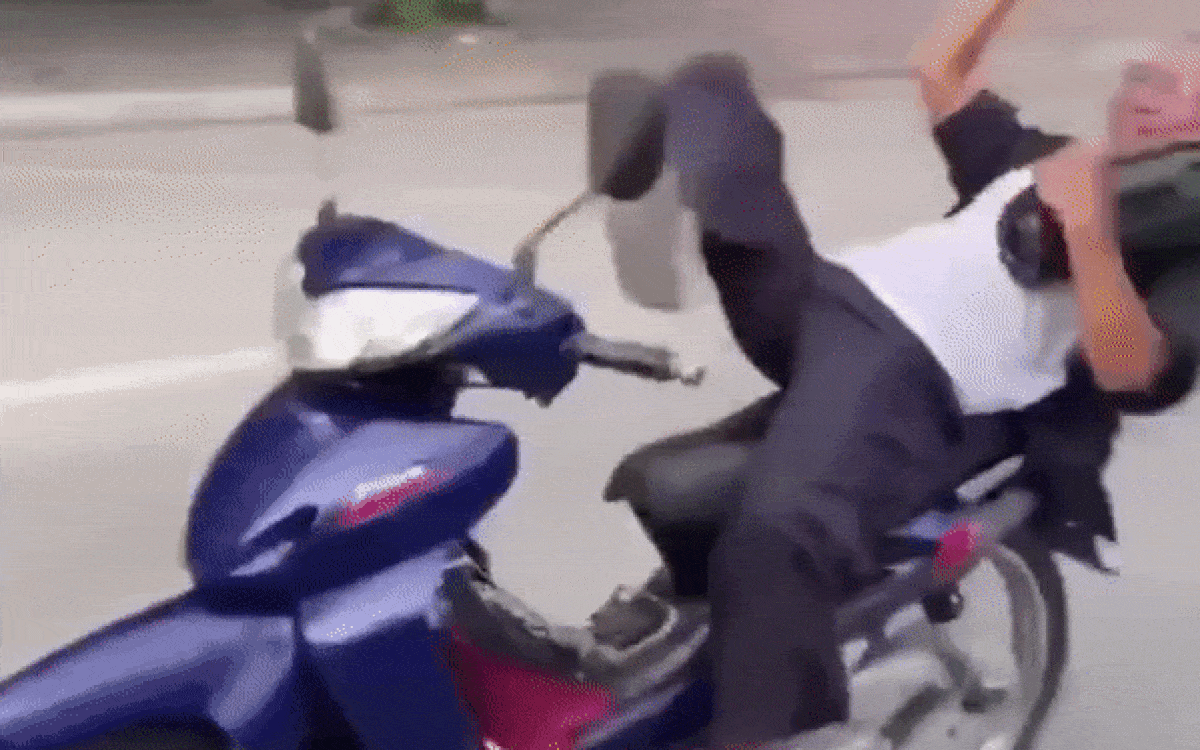 Người đàn ông thả hai tay, phóng xe máy như bay trên đường và hành động khiến nhiều người 'sợ hãi'