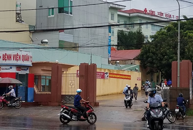 Giải cứu thiếu nữ, trung tá công an bị gã trai chém đứt gân tay