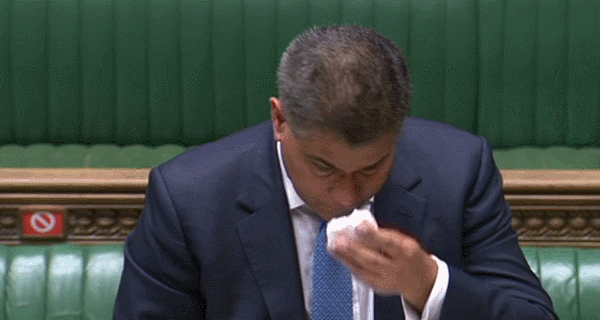Bộ trưởng Anh có biểu hiện bất thường, liên tục lau mồ hôi khi phát biểu, nghi nhiễm Covid-19