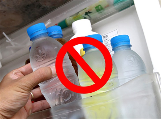 Chuyên gia khuyên bạn: Đừng dùng chai nhựa đựng nước trong tủ lạnh vì cực độc hại, có thể gây ung thư