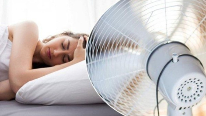 Lợi ích 'thần kỳ' của việc vừa bật quạt vừa đắp chăn, ai nghe xong cũng thích