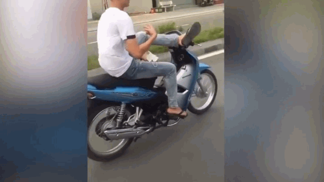 Ngông nghênh điều khiển xe máy bằng chân, nam thanh niên bị công an triệu tập xử phạt