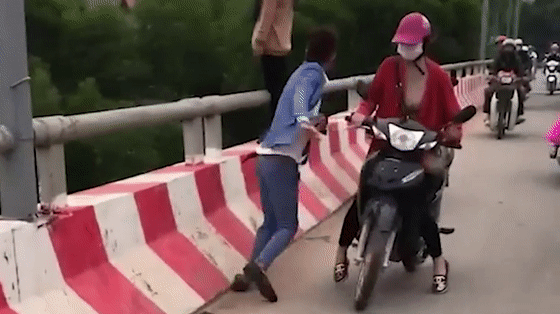 Thấy người phụ nữ đứng trên thành cầu, nam thanh niên lao đến làm điều nhiều người không dám làm