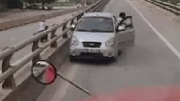 Liều lĩnh lái xe ngược chiều, người phụ nữ xuống xe xin container nhường đường với lý do không thể chấp nhận được
