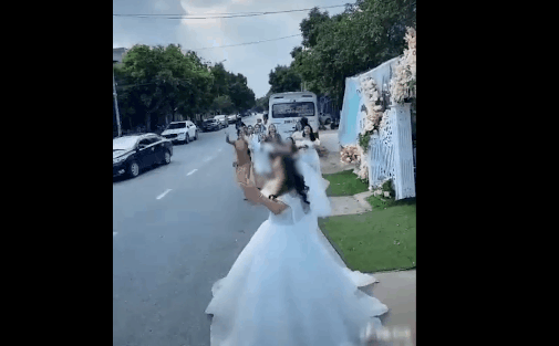 Mải bắt hoa cưới ngoài đường, cô gái suýt lao vào container khiến nhiều người rùng mình