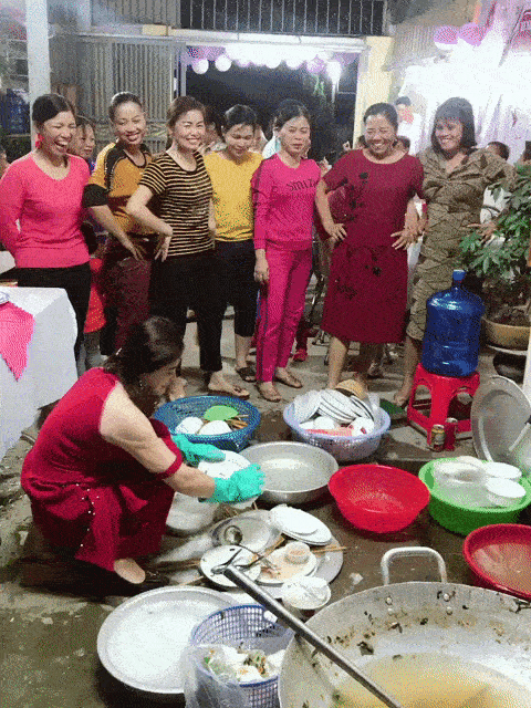 Ngày đầu về làm dâu phải rửa đống mâm bát đầy ụ, cô bác bên chồng chống nạnh: 'Chưa sạch, rửa lại'