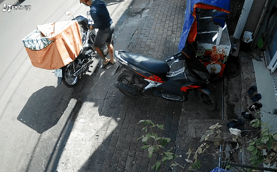 Quên rút khóa xe, nam shipper bị trộm bê luôn cả xe máy lẫn hàng trong lúc đang đi làm