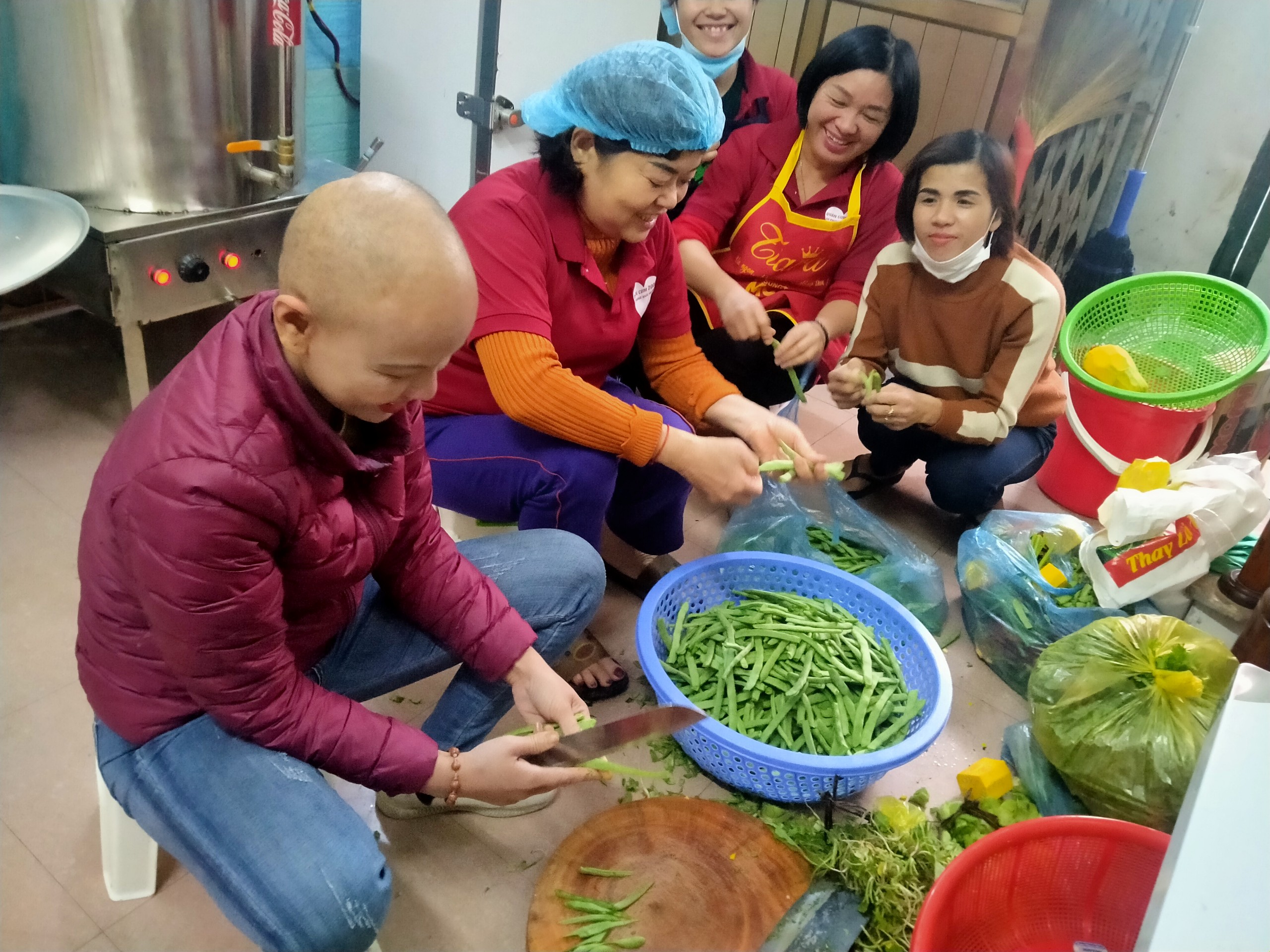 Nữ phục vụ 'không tóc' tại quán cơm 2.000 đồng: 'Lá rách ôm lá tả tơi'