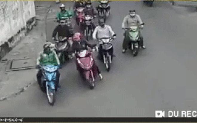 Pha dàn cảnh móc túi giữa ban ngày của nhóm đàn ông đi xe máy