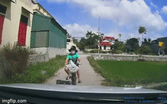 Cậu bé đi xe đạp đâm vào đầu ô tô, hành động của tài xế nhận được nhiều khen ngợi