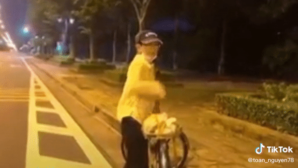 Người phụ nữ đi xe đạp bật khóc khi người lạ hỏi, xin được hộp cơm không dám ăn vì để phần mẹ già