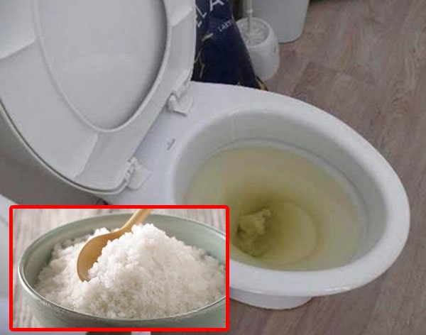 Vứt một que di&ecirc;m đang bốc ch&aacute;y v&agrave;o bồn cầu: C&ocirc;ng dụng tuyệt vời giải quyết  vấn đề nh&agrave; n&agrave;o cũng gặp phải