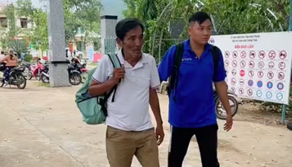 NS Thương Tín xuất hiện với vẻ ngoài hốc hác, đi lại khó khăn khiến ai cũng xót xa