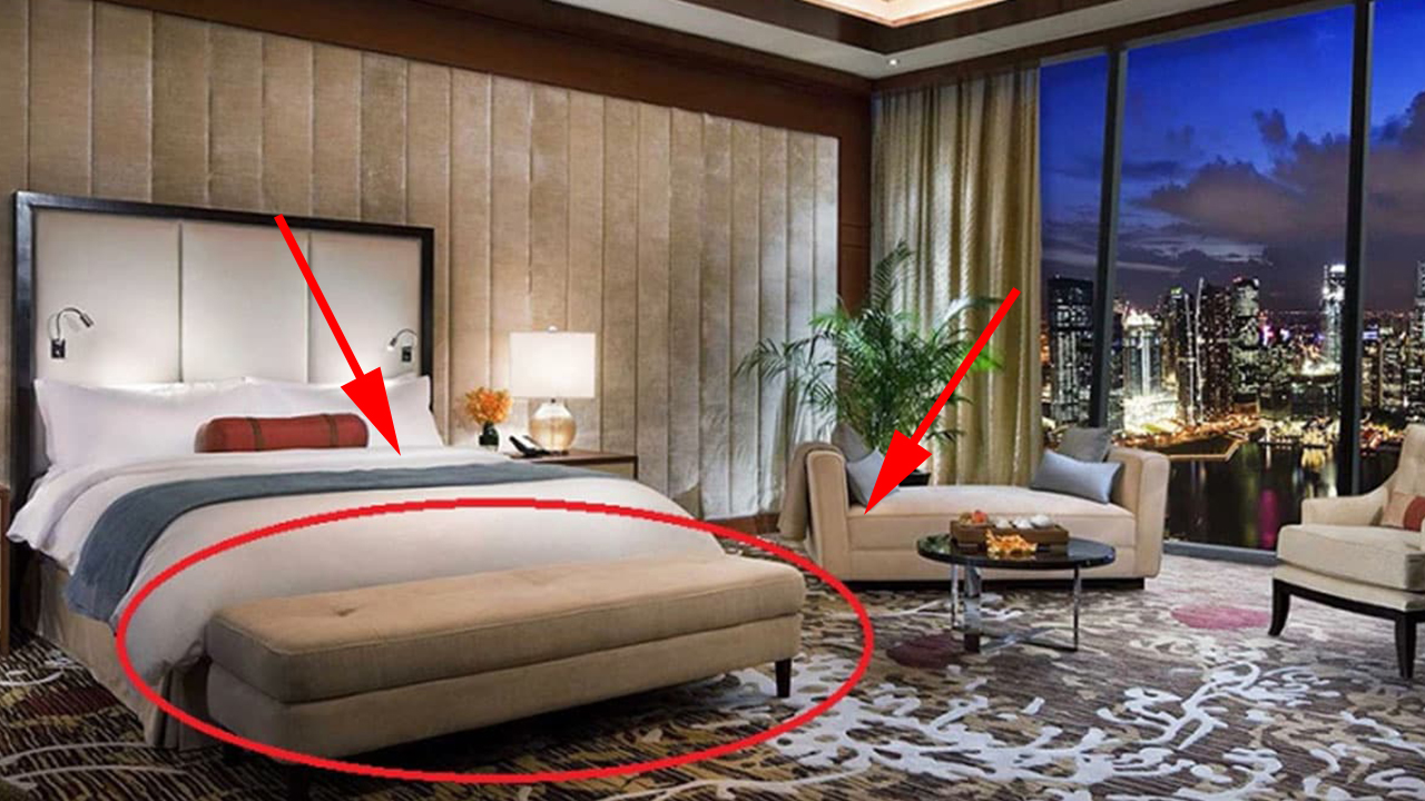 Tại sao khách sạn thường kê 1 chiếc ghế ở cuối giường? Nhiều người tưởng trang trí hóa ra sai bét