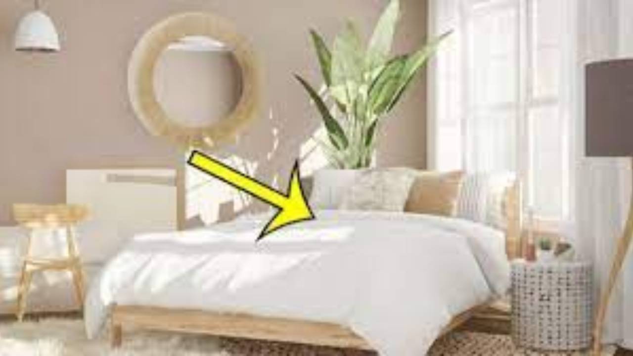 Tại sao khách sạn nào cũng có một mảnh vải trải ngang trên giường? Không chỉ trang trí, đây mới là tác dụng thật